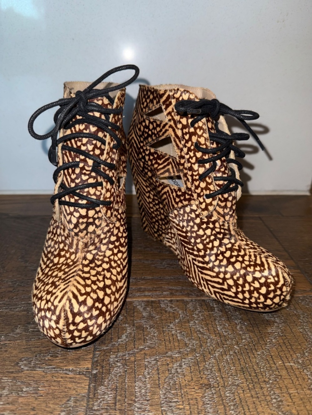Steve Madden RAIDERR Black Tan Printed Cow Hair Wedge Booties Size 5.5 + Box